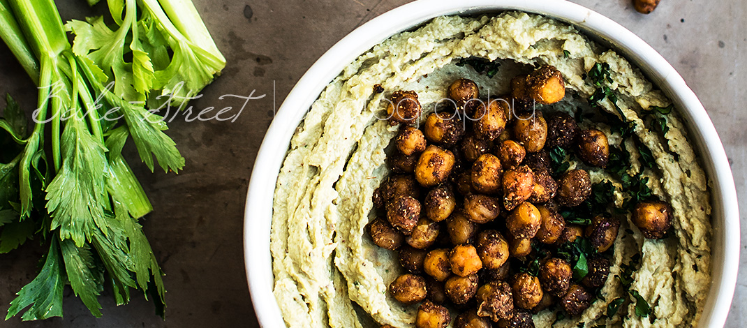 Hummus de aguacate con garbanzos picantes asados