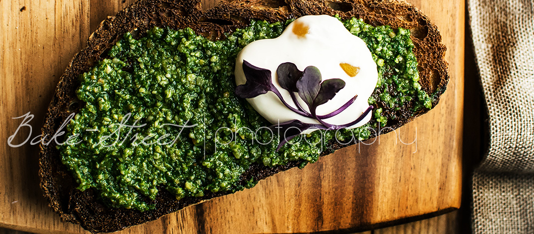 Tostas de pesto con Kale y crema de jengibre