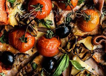 Pizza de pimiento rojo con berenjena, anchoas y aceitunas negras