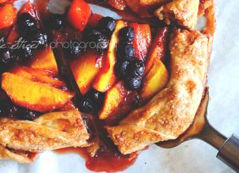 Galette de melocotón, arándanos y moras al azafrán
