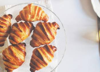Croissants con mermelada de Cava y fresas braisés