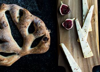Fougasse con dátiles y pistachos