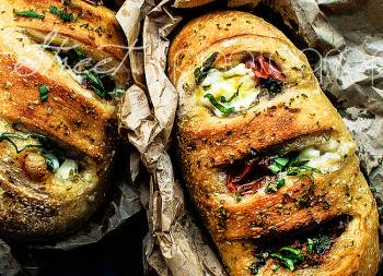 Marinated tomatoes and mascarpone rolls