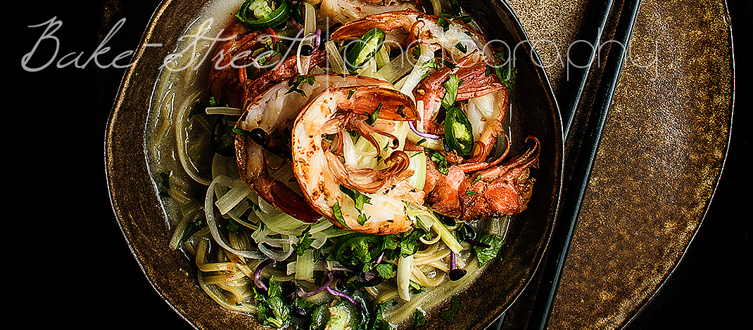 Sopa de coco y gambas con noodles de té matcha