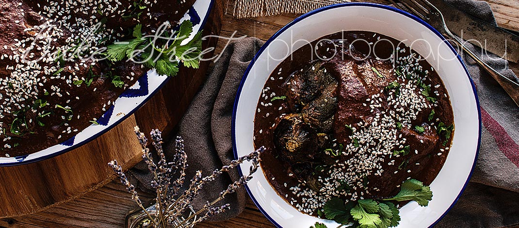 Pimientos rellenos con salsa de mole negro