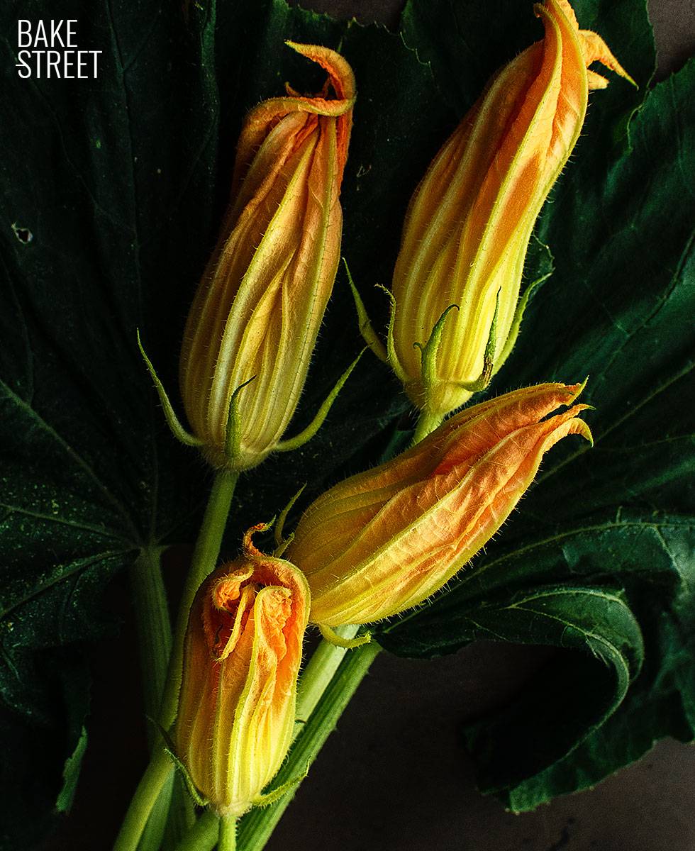 Flor de calabaza rellena con ensalada braseada