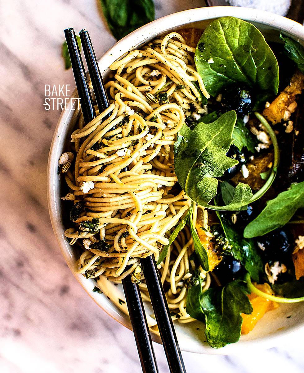 Noodles con naranja caramelizada y chimichurri