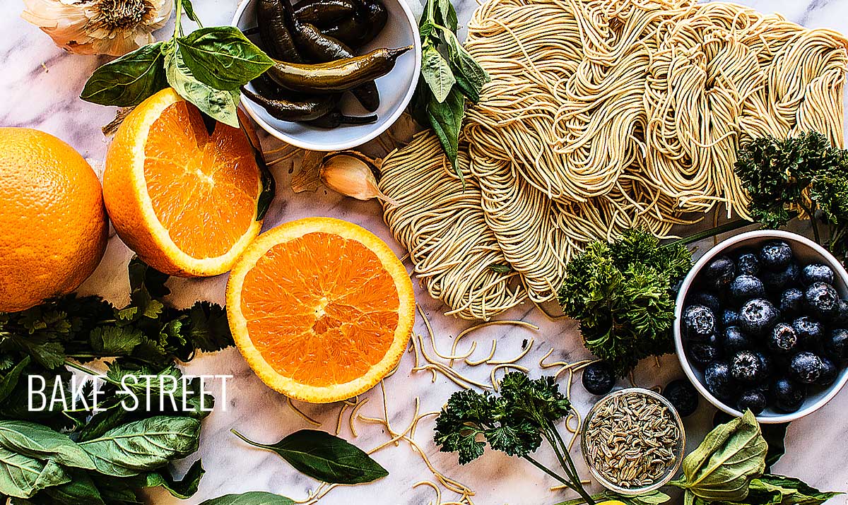 Noodles con naranja caramelizada y chimichurri