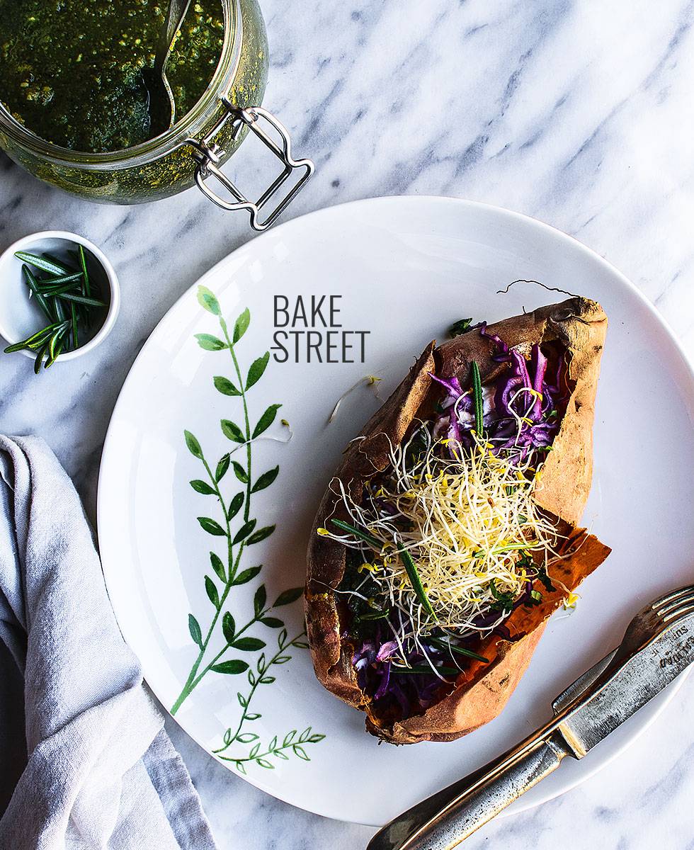 Batata rellena con lombarda y pesto de salvia
