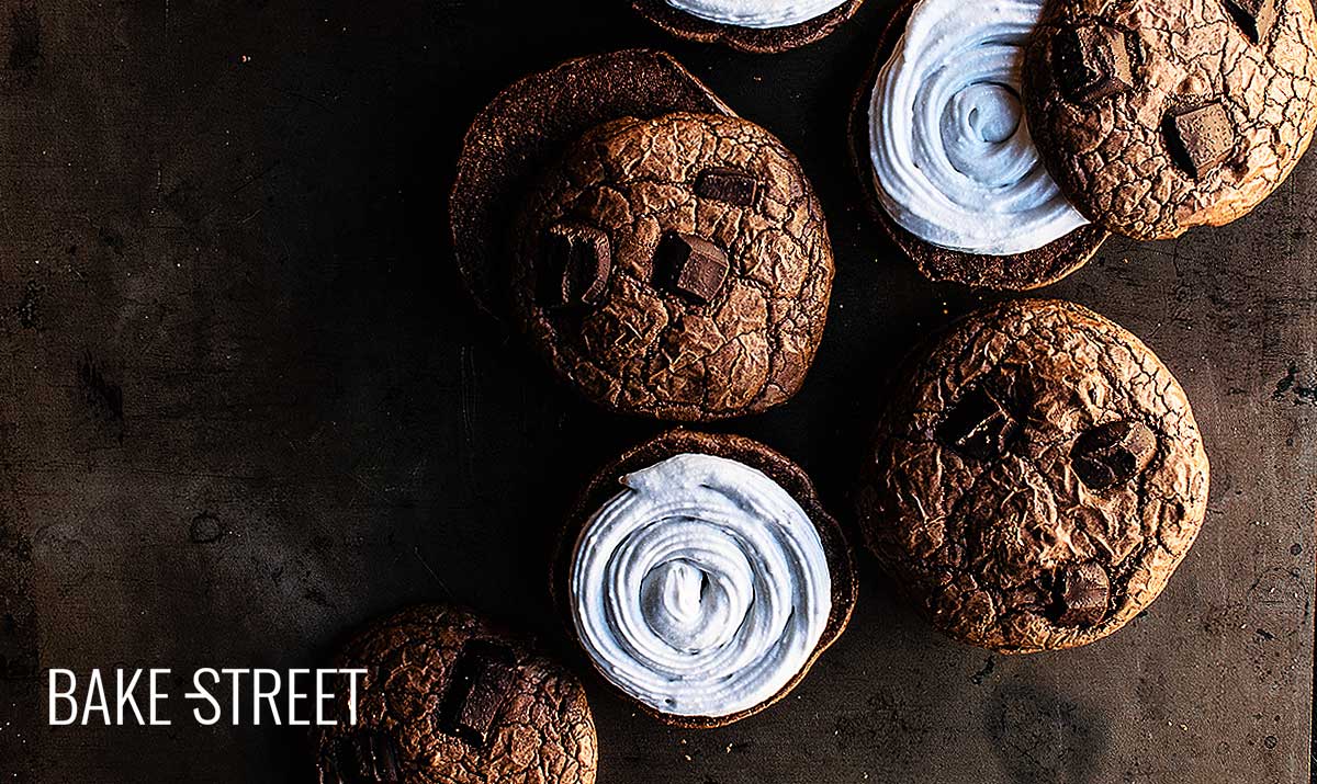 Galletas mexicanas picantes de chocolate con crema de coco