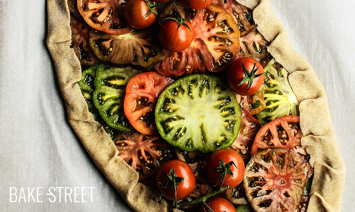 Galette de centeno con pesto y tomates