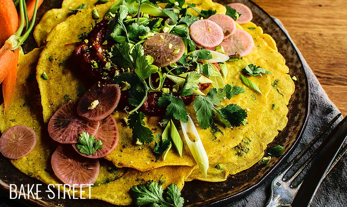 Crepes de cúrcuma con chutney de tomate y tamarindo