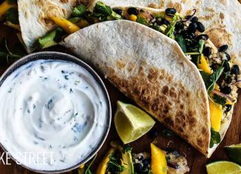Quesadillas de judías negras, bulgur y mango
