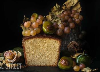 Cabrales sponge cake with raspberry grapes