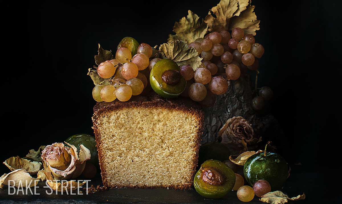 Cabrales sponge cake with raspberry grapes