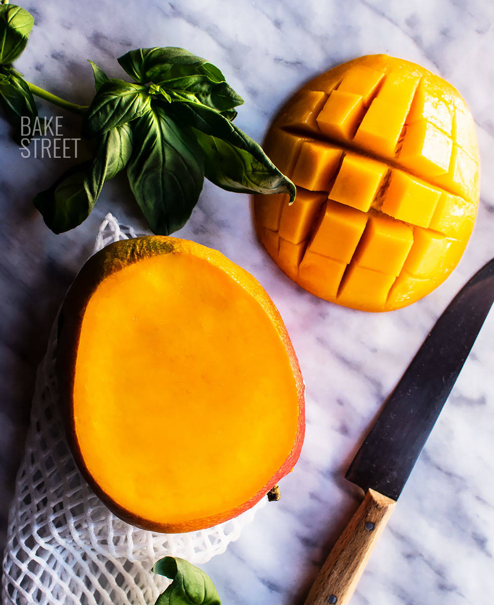 Sopa de mango, pimiento rojo y miso con habas mungo