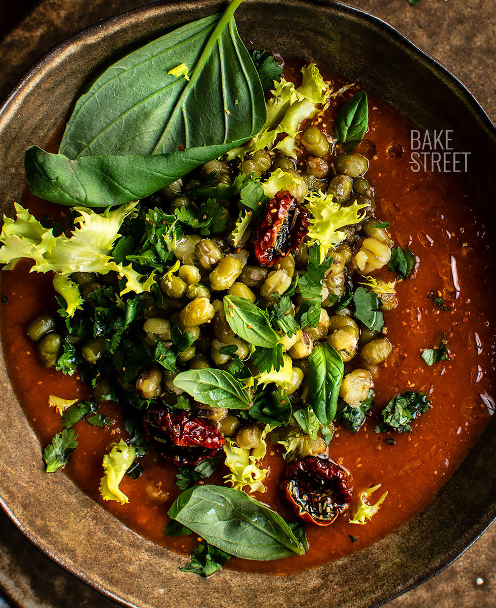 Sopa de mango, pimiento rojo y miso con habas mungo