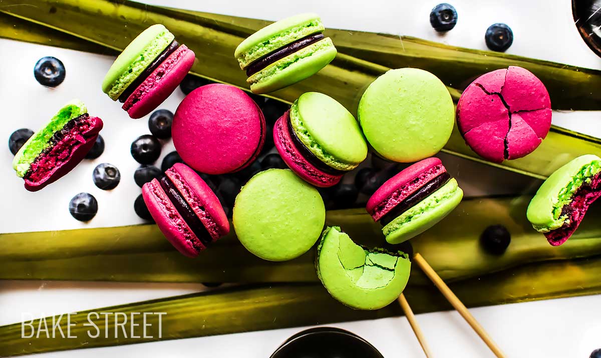 Macarons de arándanos y wasabi