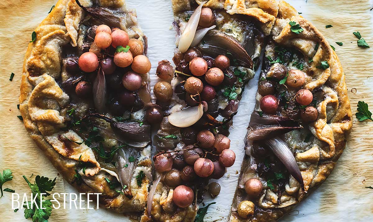 Gorgonzola, grapes and confit shallots galette