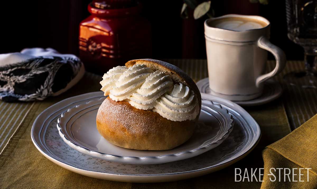 Bambas de nata – Sweet buns with whipped cream