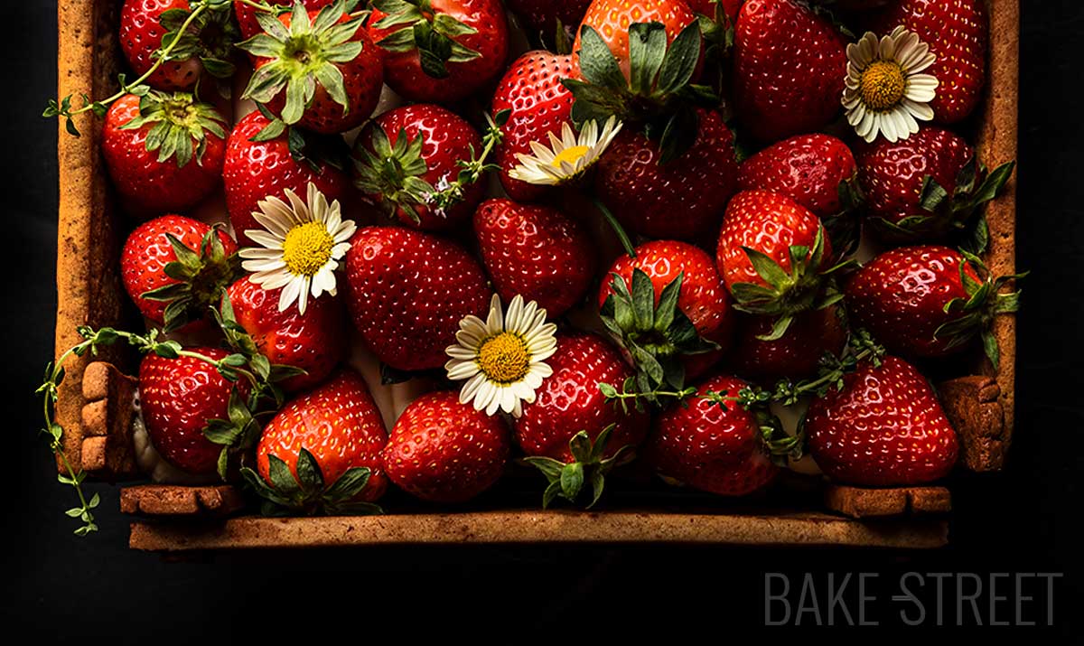 Tarta Caja de Fresas con namelaka de yuzu