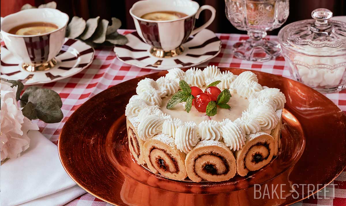 Jelly Roll Cream Cake – Pastel de crema y cerezas