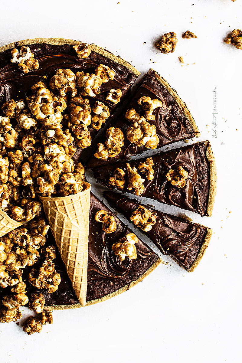 Tarta brownie con palomitas de caramelo