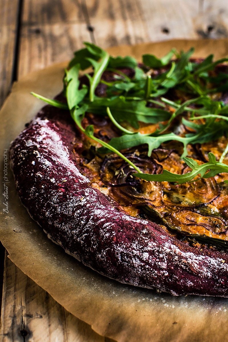 Pizza de remolacha con pesto rojo y espárragos