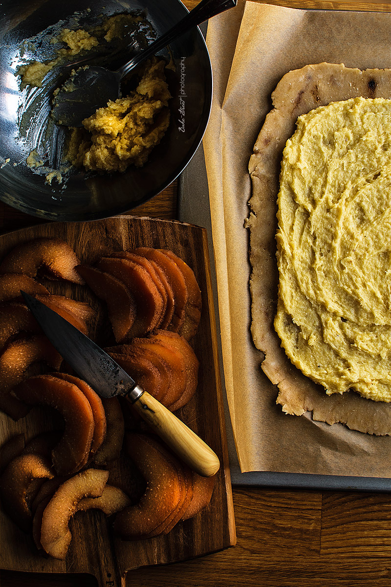 Galette de membrillo, crema de almendra y pistachos