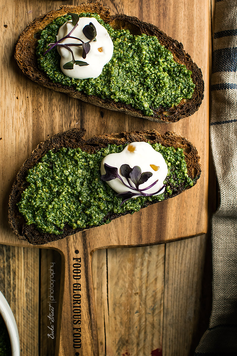 Tostas de pesto con Kale y crema de jengibre