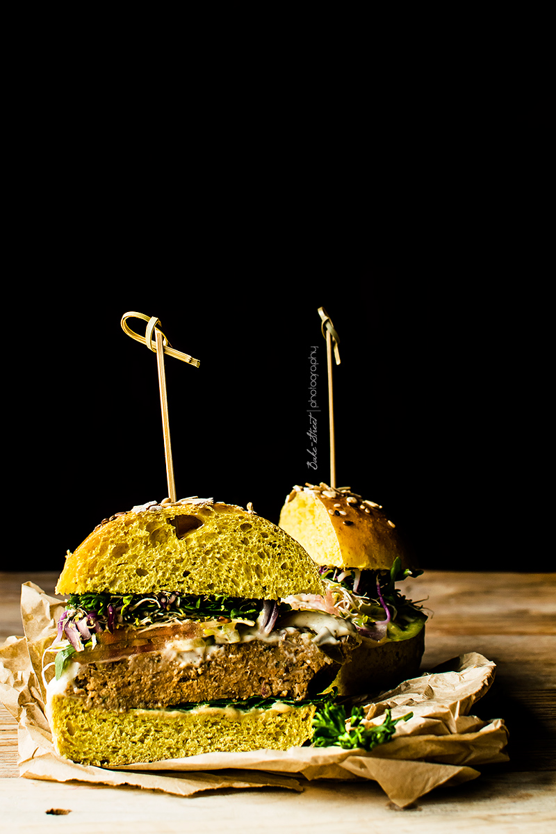 Hamburguesa de lentejas rojas con mayonesa de lima y chile