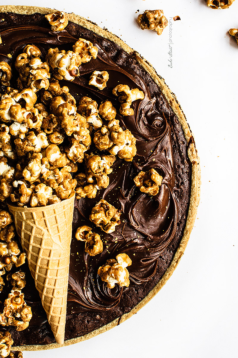 Tarta brownie con palomitas de caramelo