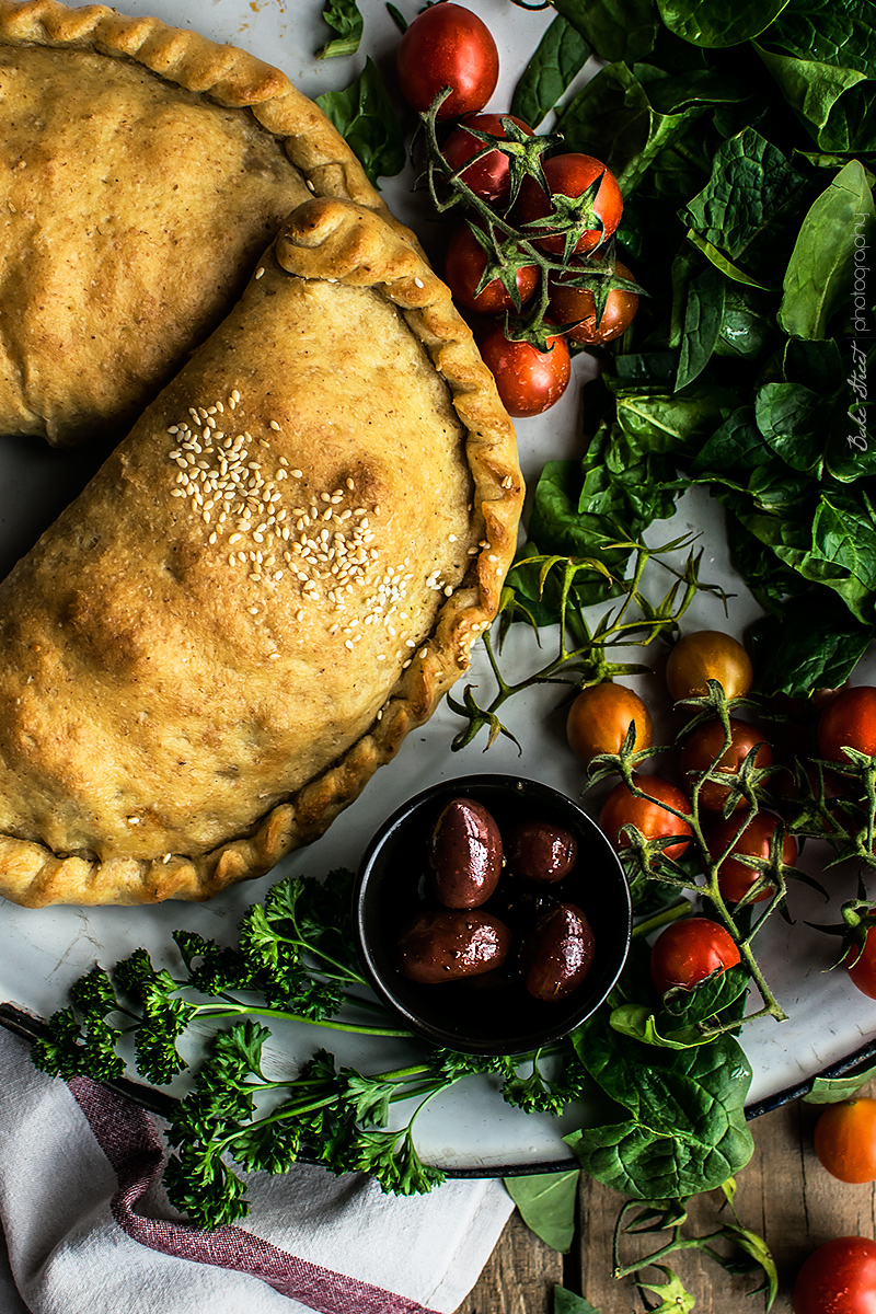 Calzone de espinacas, cherry y feta