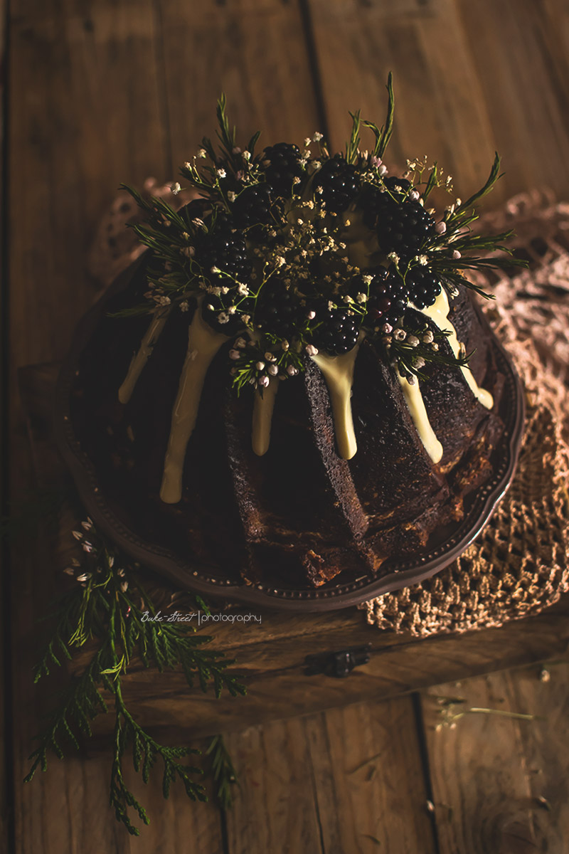 Bundt Cake de moras y chocolate blanco