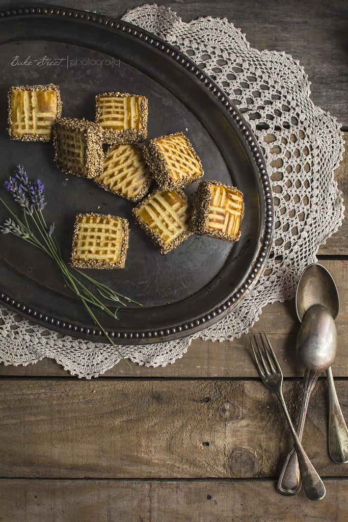 Galletas de sésamo rellenas de dátiles y avellanas