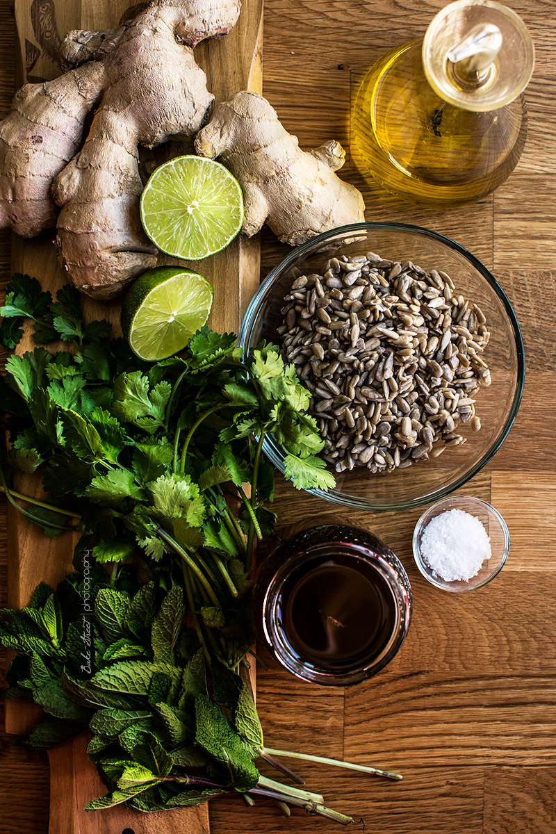 Socca de curry con chutney de pipas, menta y cilantro