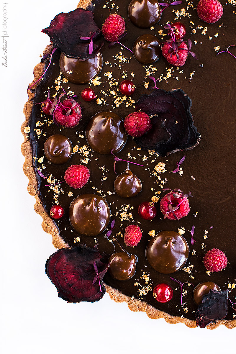 Tarta de chocolate, frambuesas y remolacha