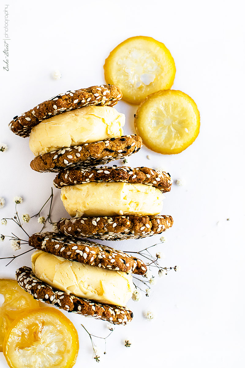 Helado de lemon curd con galletas de tahini