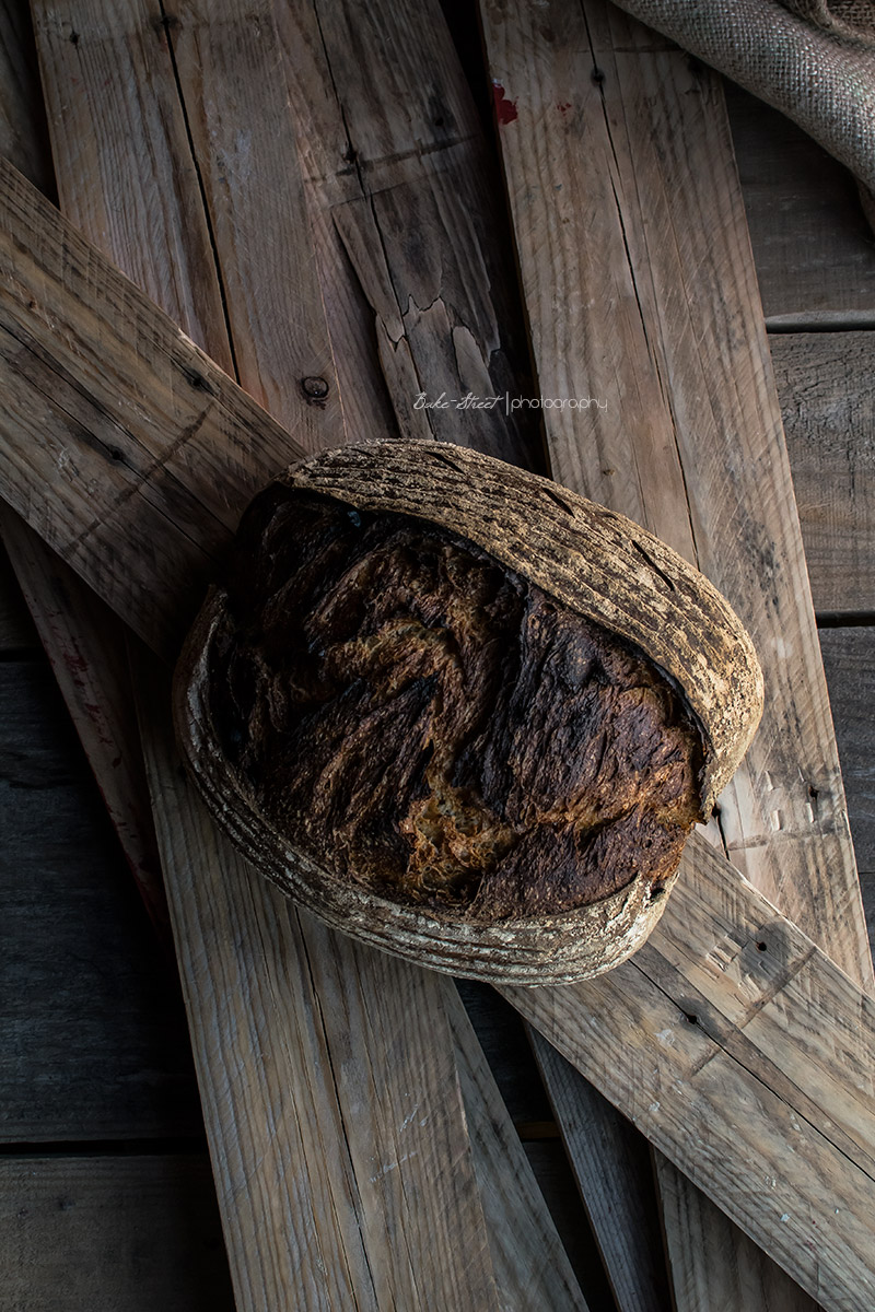 Pan de ajo negro y pomelo rosa confitado