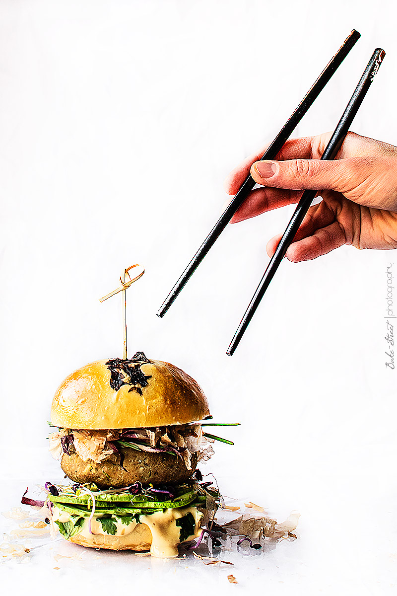 Hamburguesa de castañas y shiitake con mayonesa de sésamo