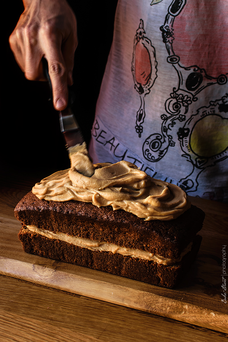 Bizcocho de avellanas con crema de caramelo e higos