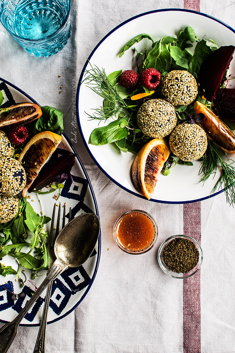 Ensalada de patata violeta con sésamo y naranja