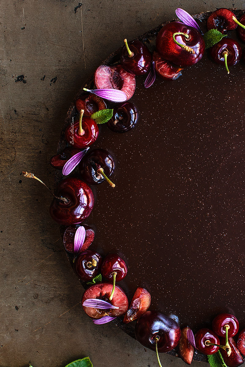 Tarta de chocolate con leche y cerezas