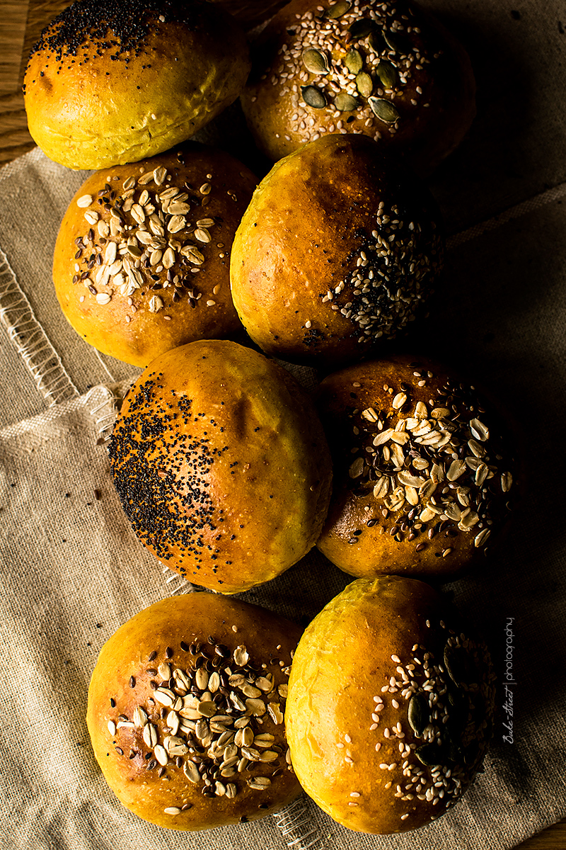 Pan de hamburguesa con cúrcuma y leche de coco