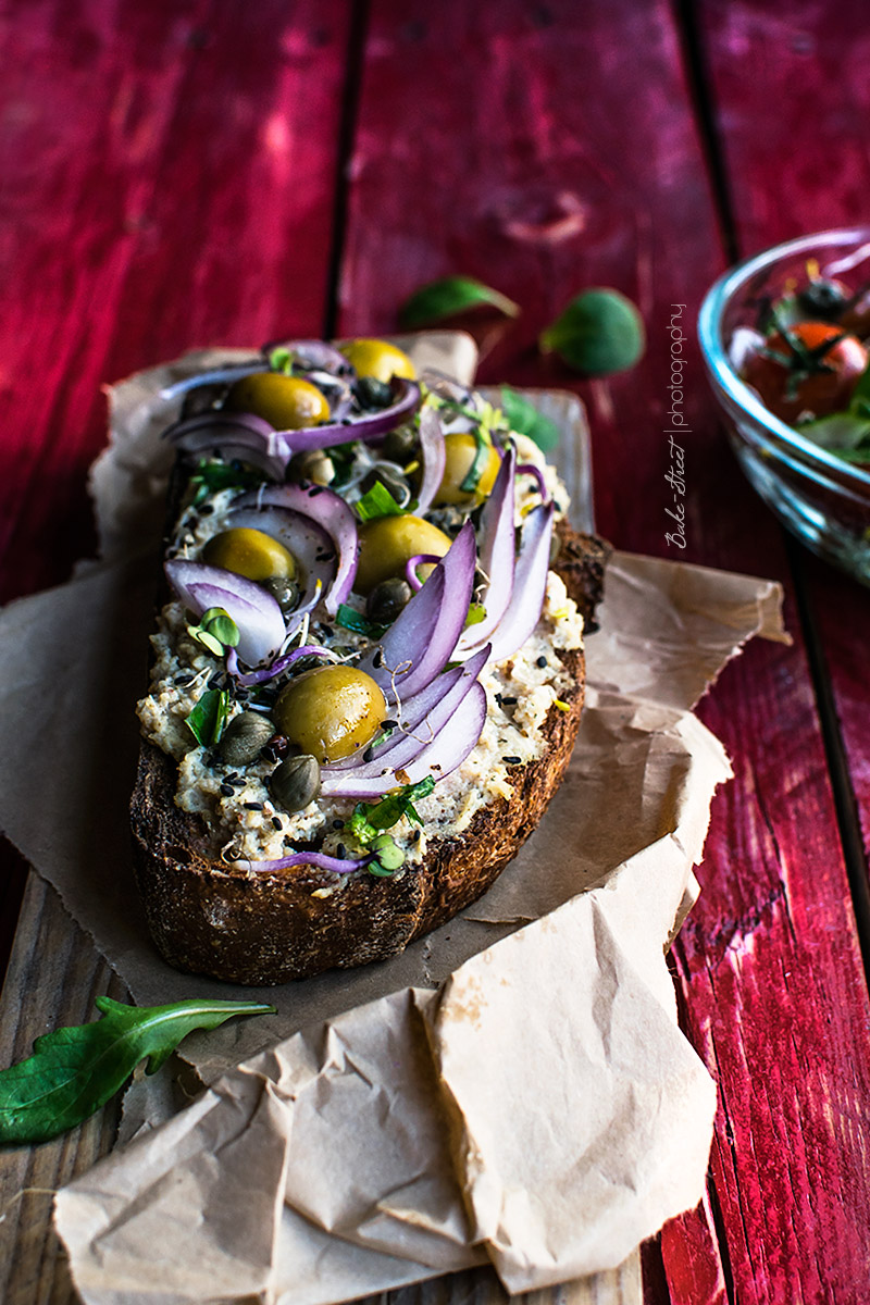 Tosta de crema de avellanas y requesón