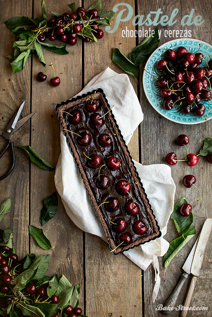 Pastel de chocolate y cerezas