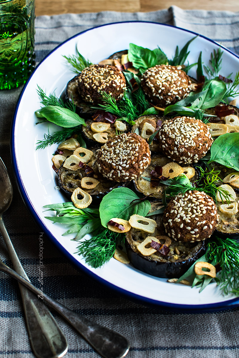  Falafel y berenjenas asadas con salsa de ajo negro