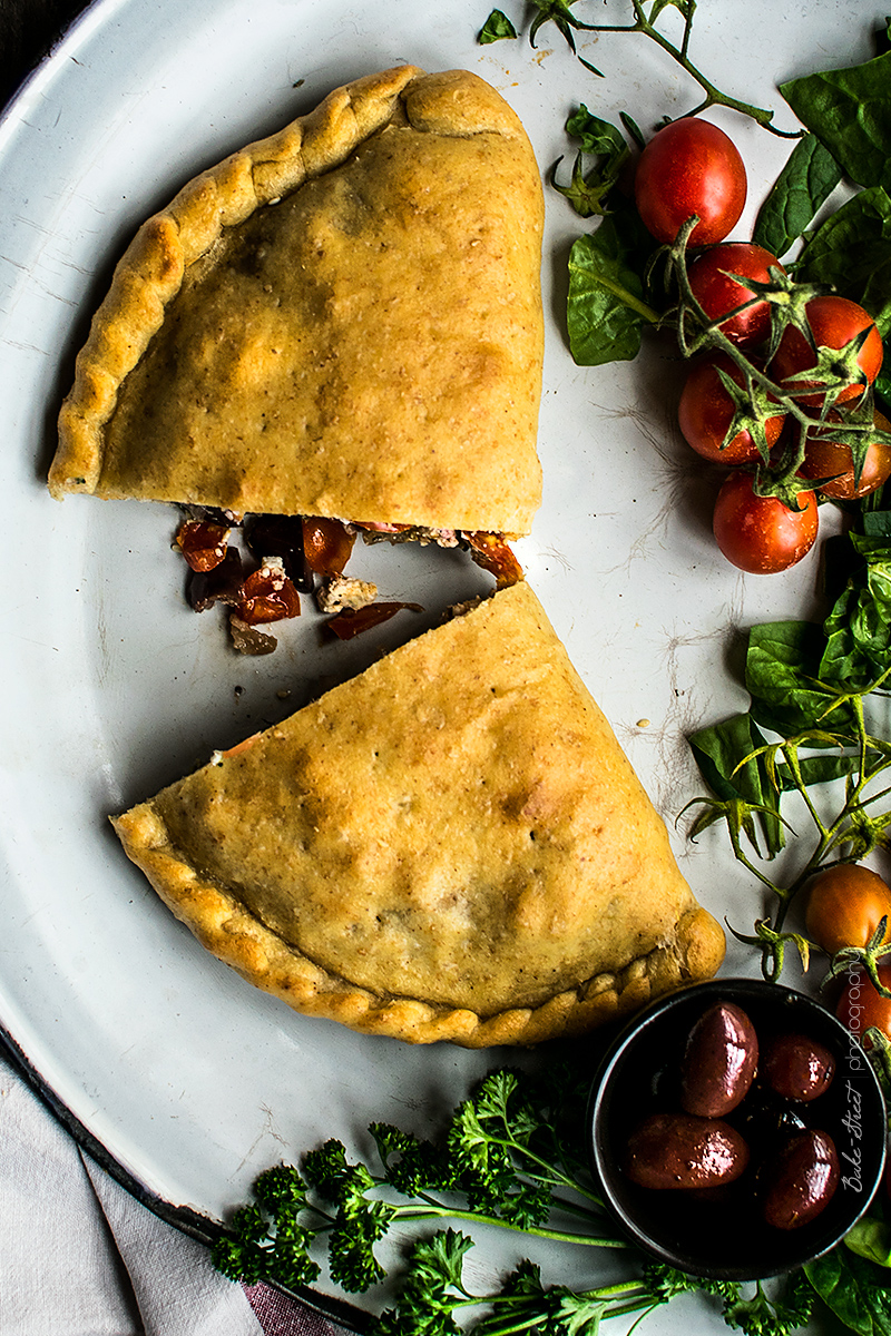 Calzone de espinacas, cherry y feta