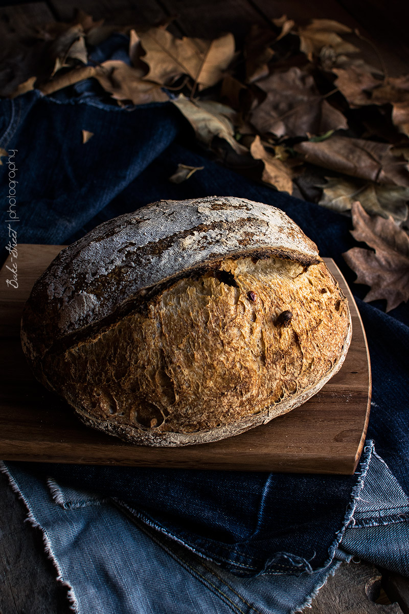 Pan de agua fermentada con chile y avellanas