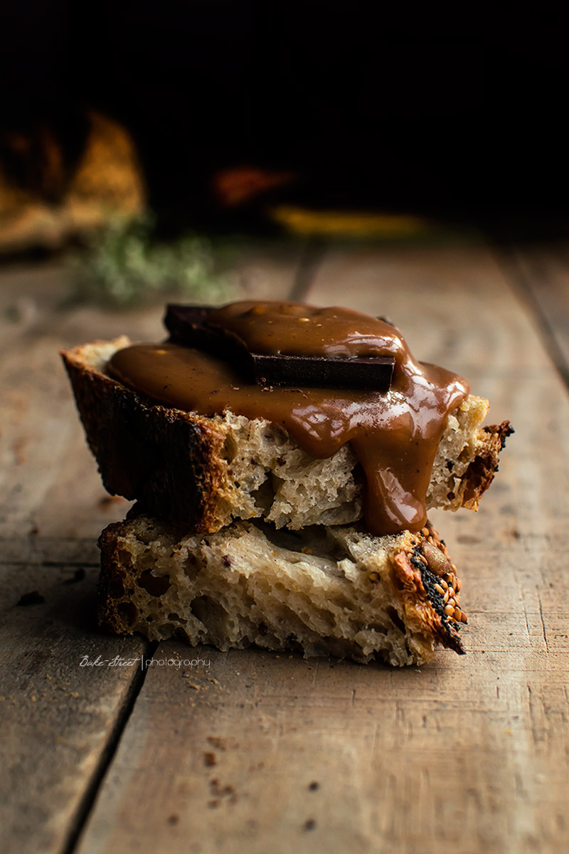 Pan de mostaza con pétalos y toffee Garam Masala 